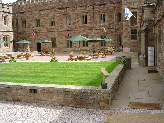 Hampton Court - Akwright courtyard